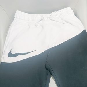 Nike boys black and white youth large sweat pants.